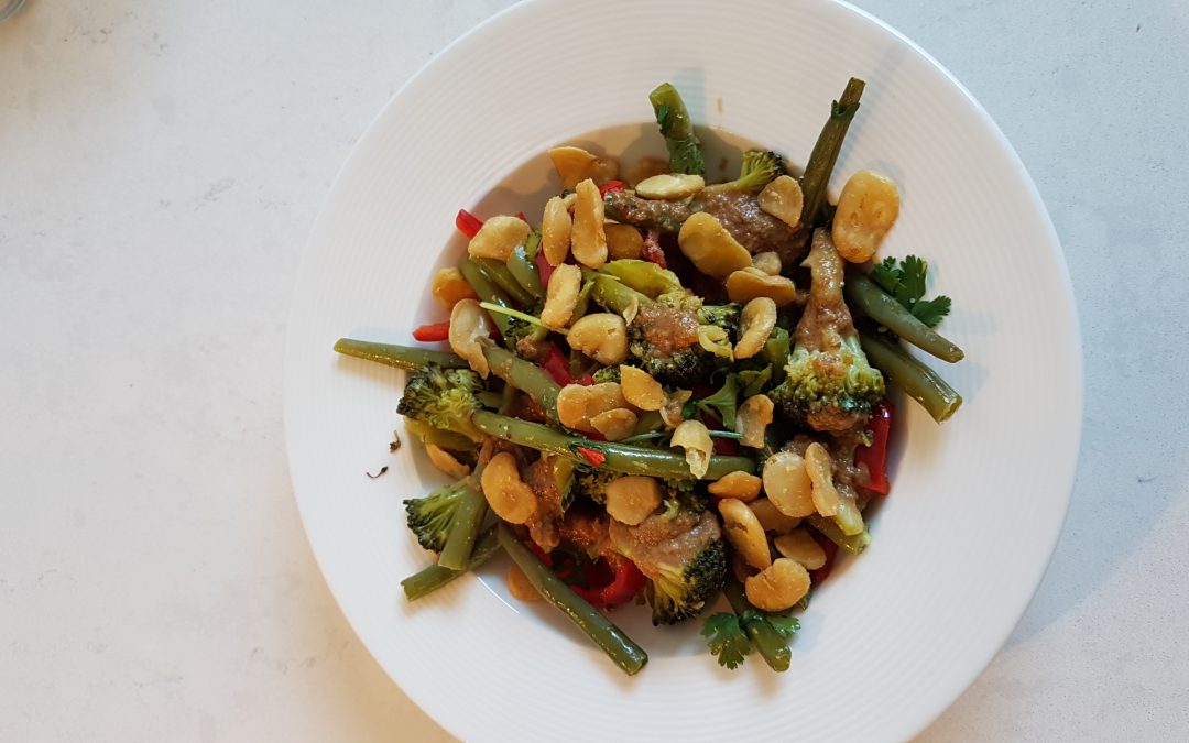 Broccoli- sperziebonen salade met miso dressing